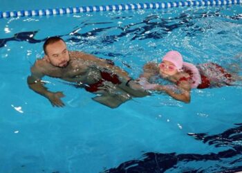 Özel çocuklar yüzme kurslarıyla sosyalleşiyor