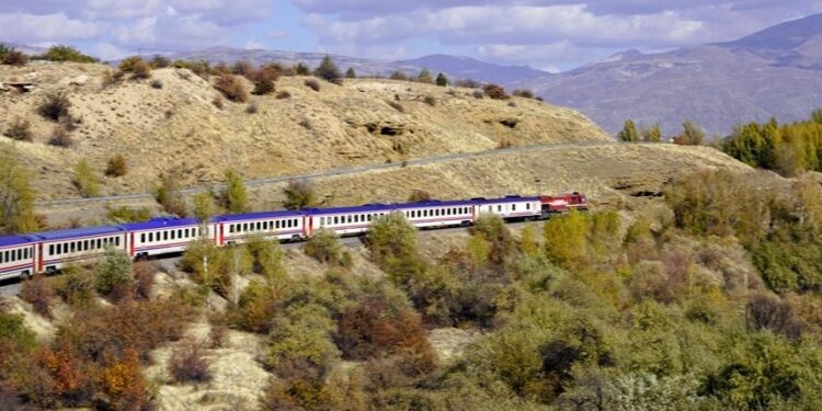 Doğu Ekspresi’nin Kemah-Erzincan rotası fotoğraf tutkunlarına doğal stüdyo oluyor