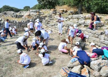 Çocuklar bir günlüğüne “arkeolog” oldu