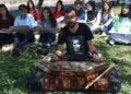 Öğrencilerini santur eşliğinde sınavlara hazırlıyor