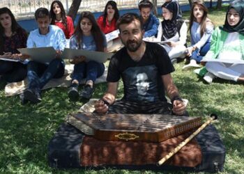 Öğrencilerini santur eşliğinde sınavlara hazırlıyor