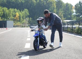 Kenan Sofuoğlu motosikleti çalınan çocuğa oğlunun motosikletini hediye etti