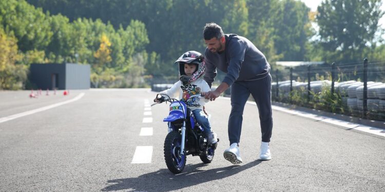 Kenan Sofuoğlu motosikleti çalınan çocuğa oğlunun motosikletini hediye etti