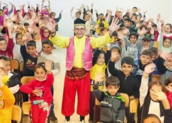 Seyyar mutluluk elçisi: Köy köy dolaşıp çocukları tiyatroyla tanıştırıyor