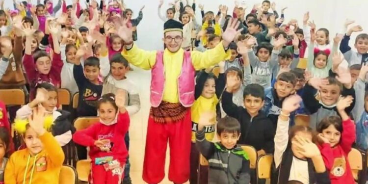Seyyar mutluluk elçisi: Köy köy dolaşıp çocukları tiyatroyla tanıştırıyor
