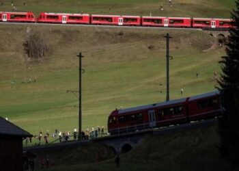 İsviçre’de dünyanın en uzun yolcu treni sefer yaptı