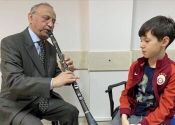 Klarnet sanatçısı Türkan Kandıralı, yarım asrı aşan tecrübesiyle yeni müzisyenler yetiştiriyor