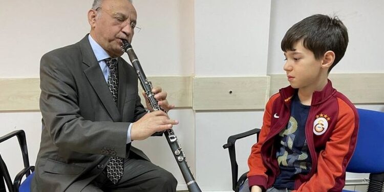 Klarnet sanatçısı Türkan Kandıralı, yarım asrı aşan tecrübesiyle yeni müzisyenler yetiştiriyor