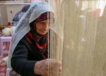 Dokuma kursunun 85 yaşındaki kursiyeri hem öğreniyor hem öğretiyor