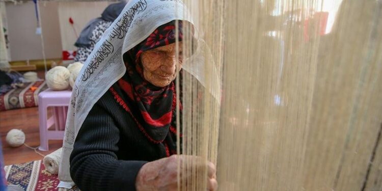 Dokuma kursunun 85 yaşındaki kursiyeri hem öğreniyor hem öğretiyor