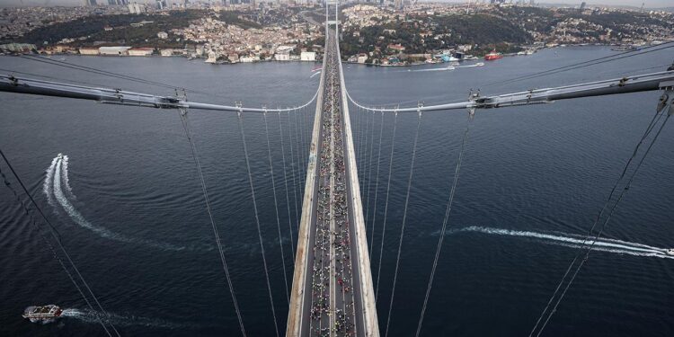 İstanbul Maratonu’nda halk koşusu renkli görüntülere sahne oldu