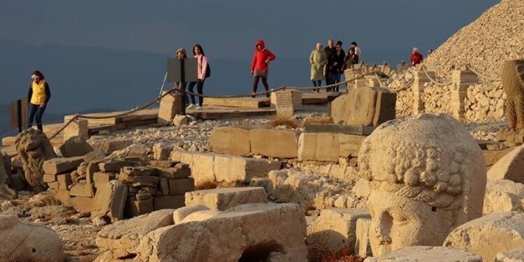 Dünya mirası Nemrut’un bu yılki ziyaretçi sayısı çeyrek milyona yaklaştı