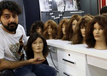 Kuaförüne bağışlanan saçlarla kanser hastalarına peruk yapıyor