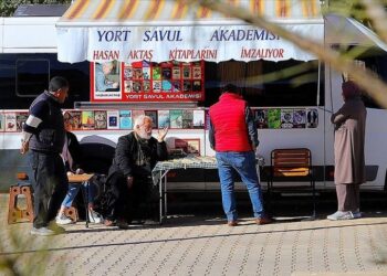 Gezgin yazar kitaplarını okurun ayağına götürüyor