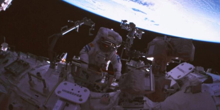 Çin’in taykonot ekibi 3’üncü uzay yürüyüşünü yaptı