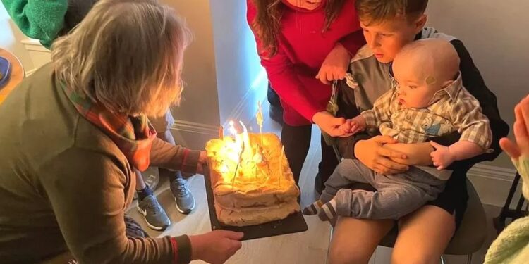 İskoçya’da “bir günlük” ömür biçilen çocuk doğum gününü kutladı: Mucizevi bebek Henry’nin hikayesi…