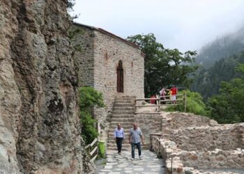 Aya Varvara Kilisesi turistlerin ilgi odağı oldu