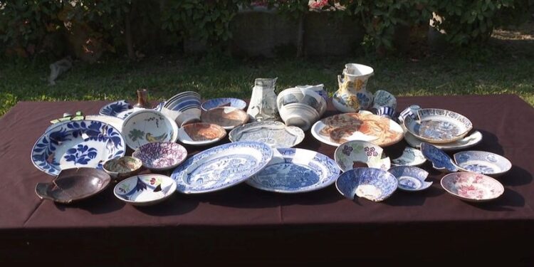 İzmir’deki kazılarda Avrupa’dan 400 yıl önce gelen yemek takımları bulundu