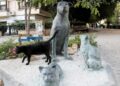 Sokaktaki dostlarını heykelleriyle anıyorlar