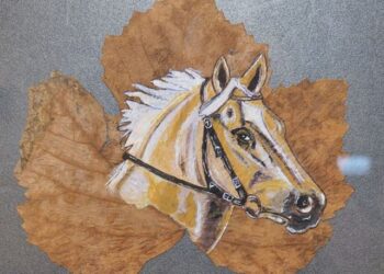 Kurutulmuş yapraklardan sanat eserine!