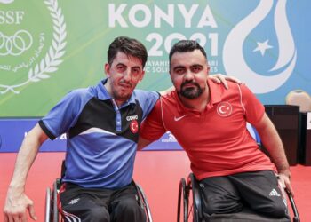 Madalya yolunda rakip saha dışında dost