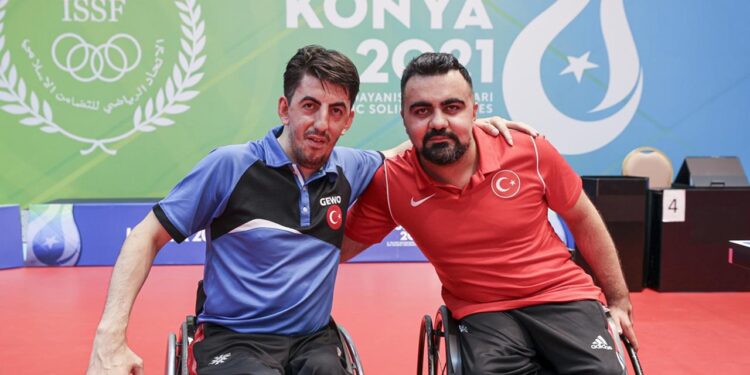 Madalya yolunda rakip saha dışında dost