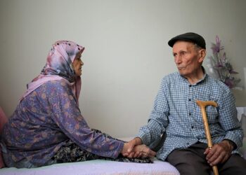 Yatağa bağımlı eşine sevgisini ve yardımını bir an olsun eksik etmiyor