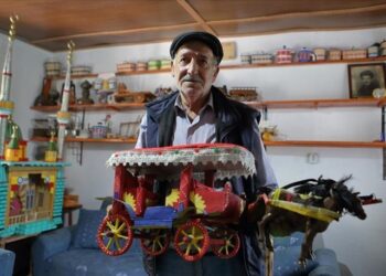 Evinde yaptığı maketlerle geçmişi yaşıyor