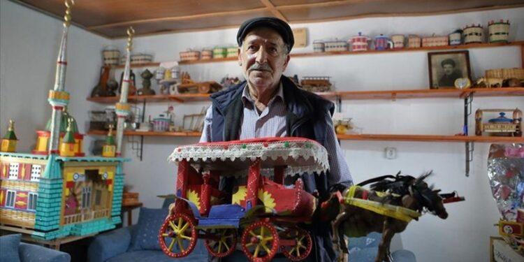 Evinde yaptığı maketlerle geçmişi yaşıyor