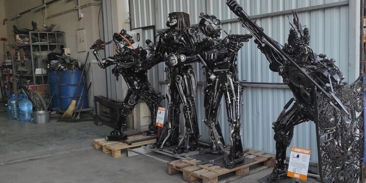 Hurda otomobil parçalarından sanat!