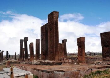 Ahlat’taki mezar taşları tarihe ışık tutuyor