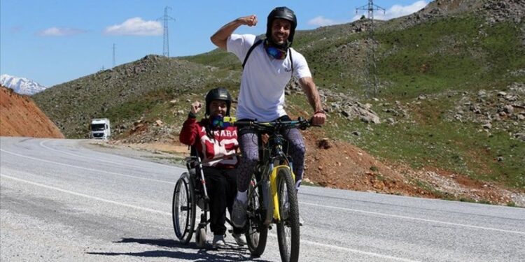 Bisikletle engelli komşusunun hayalini gerçekleştirdi