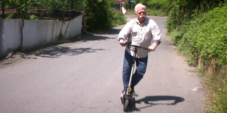 Beykoz’un ‘scooterlı dedesi’ teknolojiye ayak uydurdu