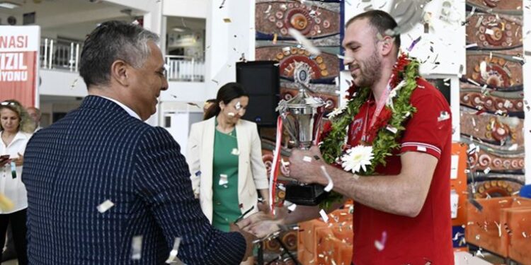 Kızıl Fırtına lakaplı Hasan Mert Kızıl, Kick Boks Dünya Kupası’nda şampiyon oldu