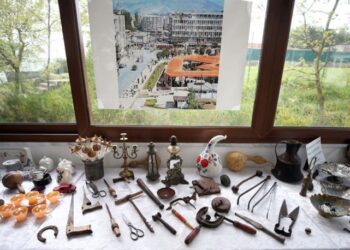 Antika tutkunu öğretmen zamanda yolculuğa çıkarıyor