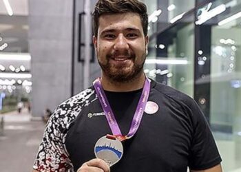 Gülle atmada milli atlet Alperen Karahan, Türkiye rekoru kırdı