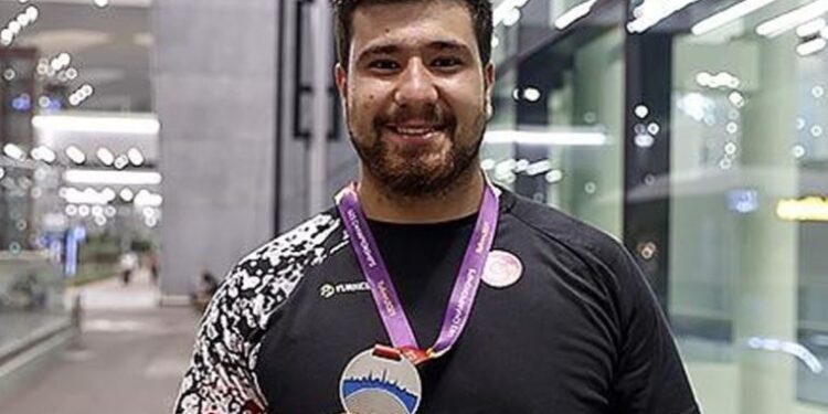 Gülle atmada milli atlet Alperen Karahan, Türkiye rekoru kırdı