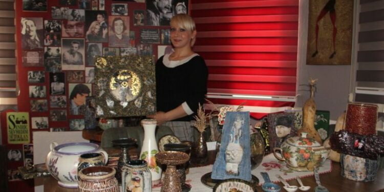 Eski ve atık eşyaları dekoratif ürüne dönüştürüyor