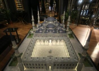 7 bin ahşap parçayla yaptı