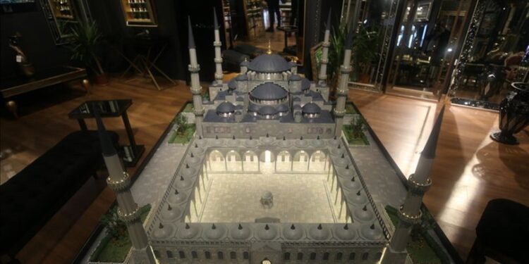 7 bin ahşap parçayla yaptı