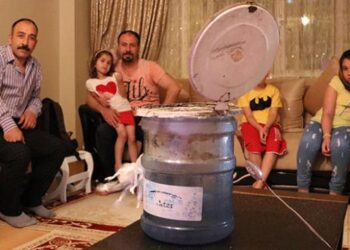 Sıcaktan bunalınca damacanadan klima yaptı