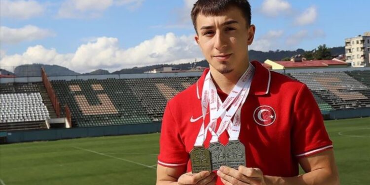 Milli halterci Yusuf Fehmi Genç’ten 3 madalya