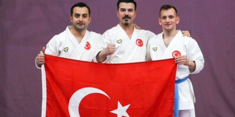 İşitme engelli karatecilerden altın madalya