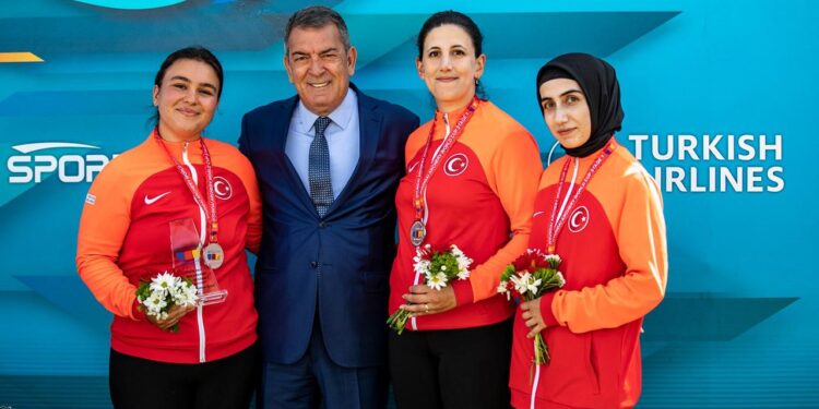 Makaralı Yay Kadın Milli Takımı’ndan gümüş madalya