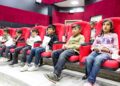 Sinema salonuna dönüştürülen atıl binanın ilk misafiri kırsaldaki çocuklar oldu
