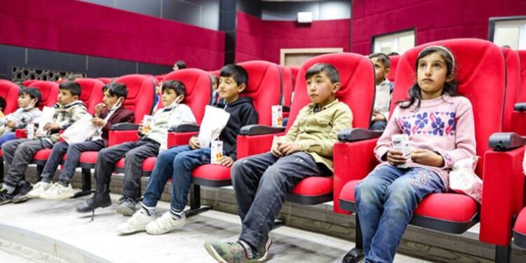 Sinema salonuna dönüştürülen atıl binanın ilk misafiri kırsaldaki çocuklar oldu