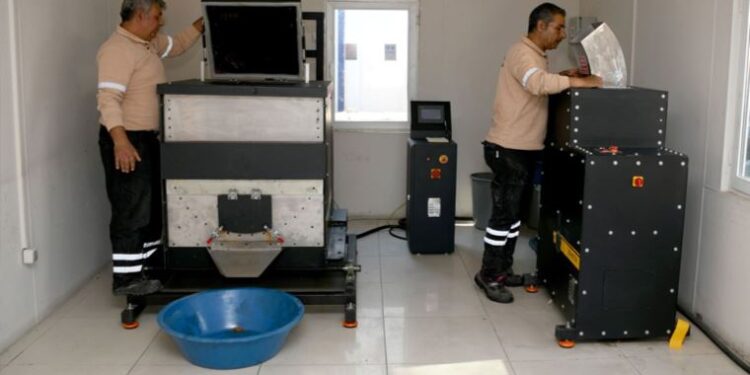 Kuşadası Belediyesi, sokak hayvanları için mama üretimine başladı