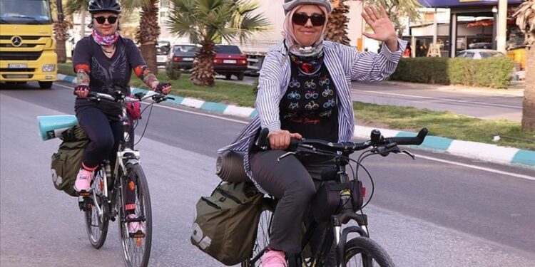 Hastalara umut olmak için bisikletiyle yola çıktı