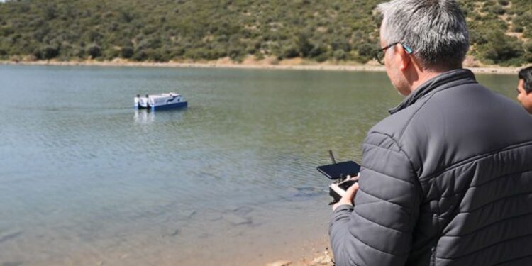 Aydın Büyükşehir Belediyesi, güneş enerjisiyle çalışan deniz temizlik aracı üretti