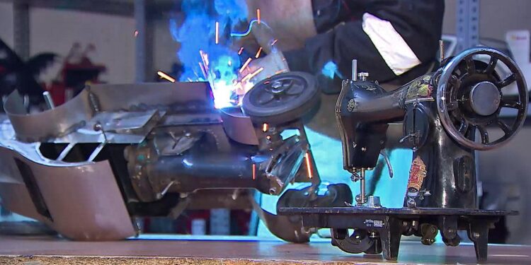 Eski dikiş makinelerinden model araç üretiyor